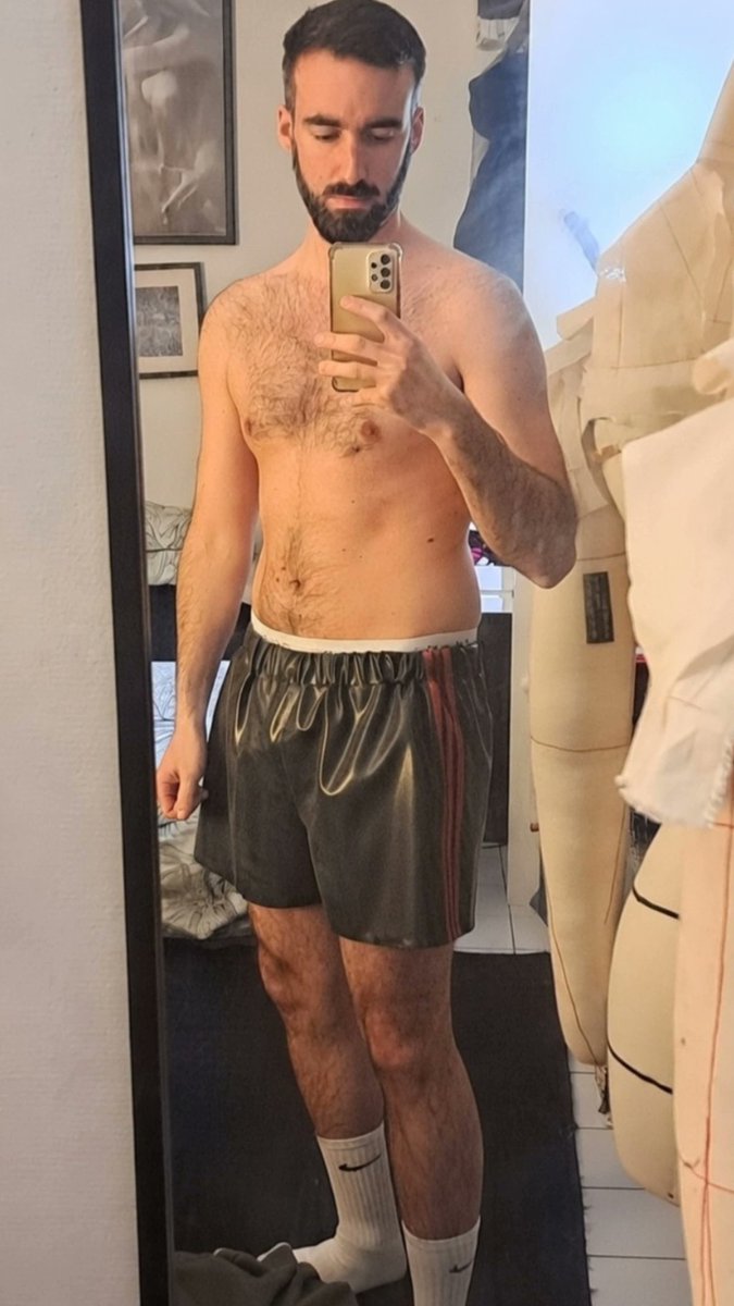 ThonyFeet75's tweet image. My first pair of latex shorts. They're so comfortable to wear. Can't wait to put them on for the gym 🥵
#rubber #madebyme #latex