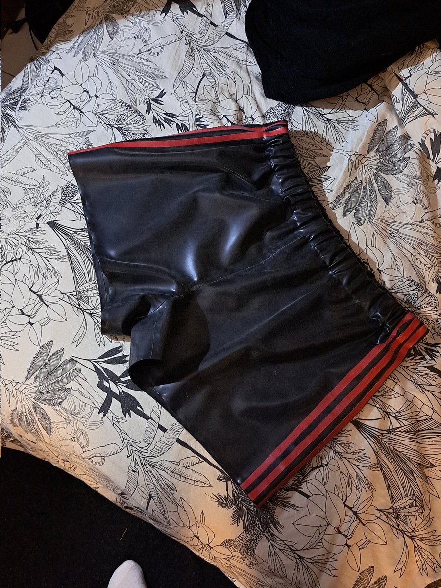 ThonyFeet75's tweet image. My first pair of latex shorts. They're so comfortable to wear. Can't wait to put them on for the gym 🥵
#rubber #madebyme #latex
