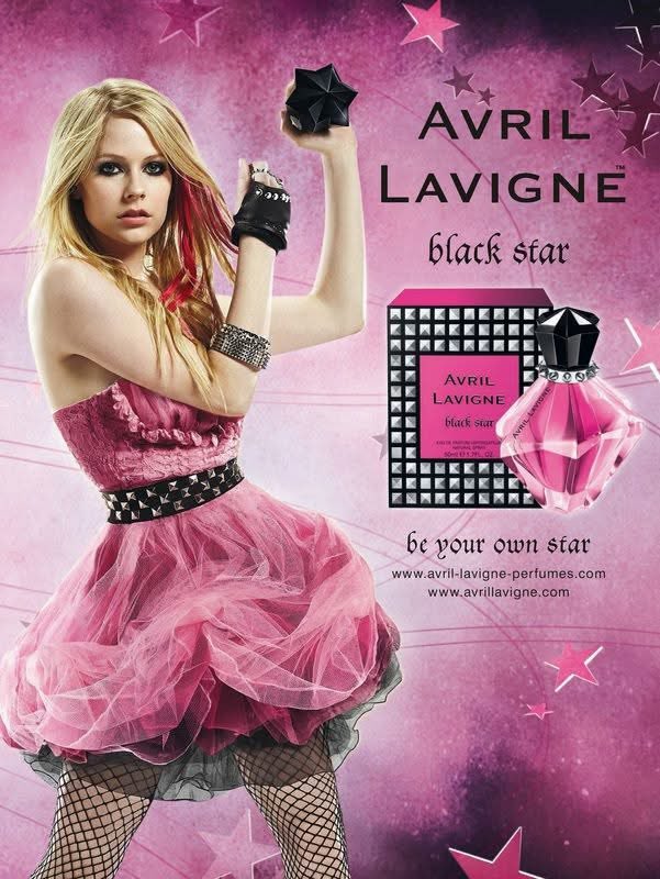 aboutavrilla_'s tweet image. #facts
"Black Star", la canción fue creada para el anuncio de la primera fragancia de Avril Lavigne, después se convirtió en la intro del álbum Goodbye Lullaby. 🖤💚🩷

*No olvidar que en esta época Avril nos nombró "Little Black Stars".
#avrillavigne #littleblackstars #blackstar