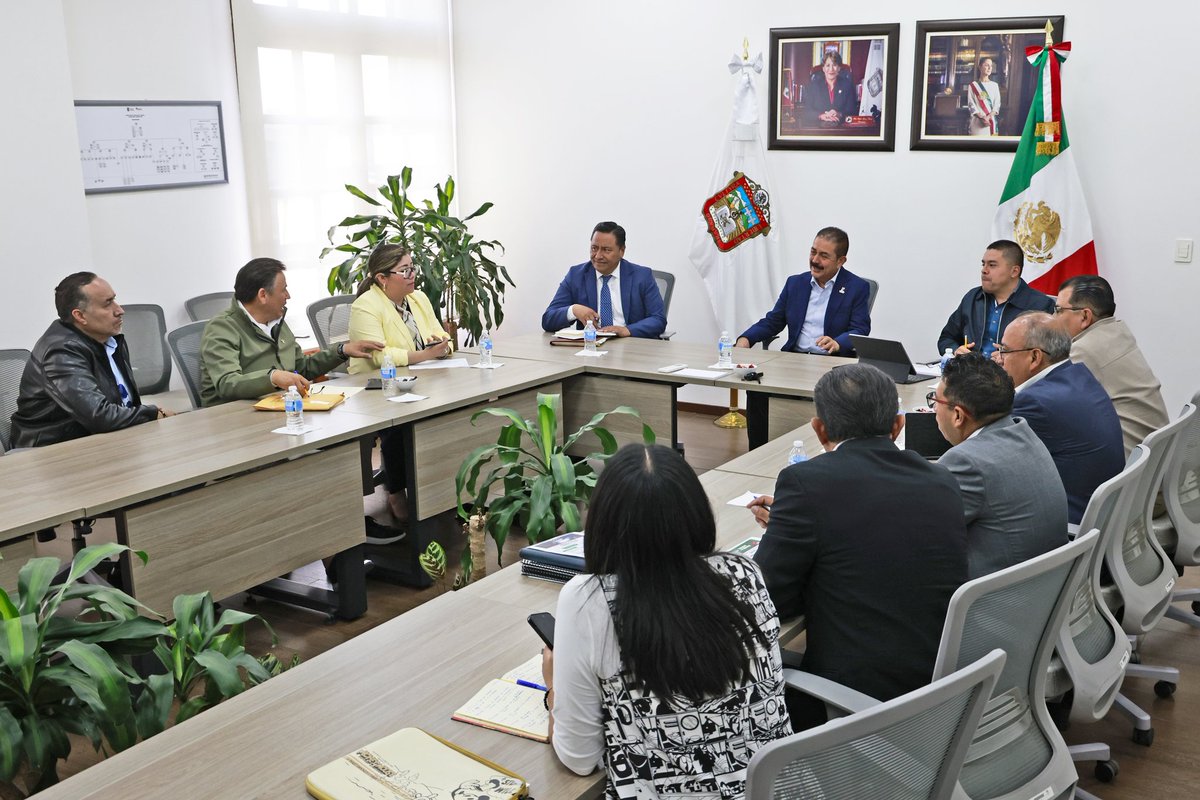 secti_edomex's tweet photo. ☀️📝 El Srio. Miguel Ángel Hernández Espejel tuvo una reunión de evaluación y seguimiento de diversos programas:

⚽️#MundialitoEscolar2026, que une a estudiantes de primaria, secundaria y bachillerato.

📚Alfabetización, seguimos combatiendo el rezago educativo.

#ElPoderDeServir https://t.co/50d8d0Mgb4