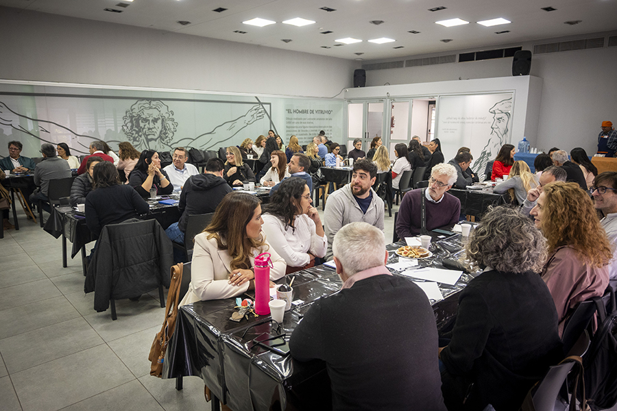 gobdecordoba's tweet image. 💙🏥 Junto a profesionales de la red de hospitales de la #Capital, compartimos experiencias, desafíos y propuestas para mejorar nuestro sistema de #salud.

👩‍⚕️👨‍⚕️ Escuchar a quienes están todos los días en la primera línea, nos permite tomar mejores decisiones y avanzar en