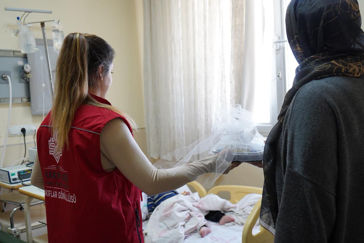 CengizGokceKdcH's tweet photo. Gaziantep Vakıflar Bölge Müdür Yardımcısı Ömer Torun, Hayır İşleri Şube Müdürü Yusuf Demircan ve beraberindeki ekip tarafından hastanemize gerçekleştirilen ziyaret kapsamında, yatarak tedavi gören hasta ve hasta yakınları ziyaret edilerek meyve ikramında bulunulmuştur. https://t.co/L4buop2wz1