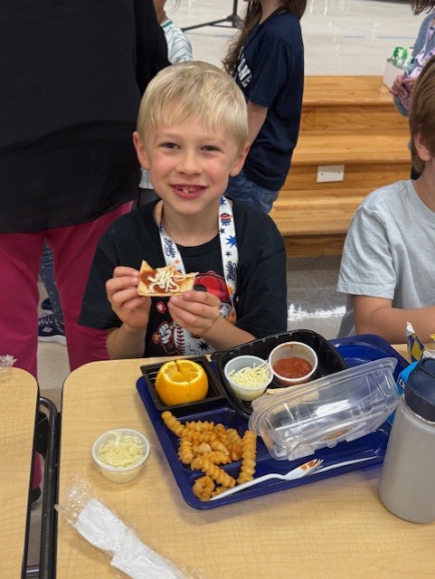FBISDFoodie's tweet image. 🍕 New Menu Item Alert! 🍕

Today we rolled out our Pepperoni or Cheese Pizza Munchable!🙌

Students had a blast becoming their own chefs, customizing their munchables from classic combos to creative creations, the excitement (and smiles) said it all.

#StudentChoice #SchoolLunch