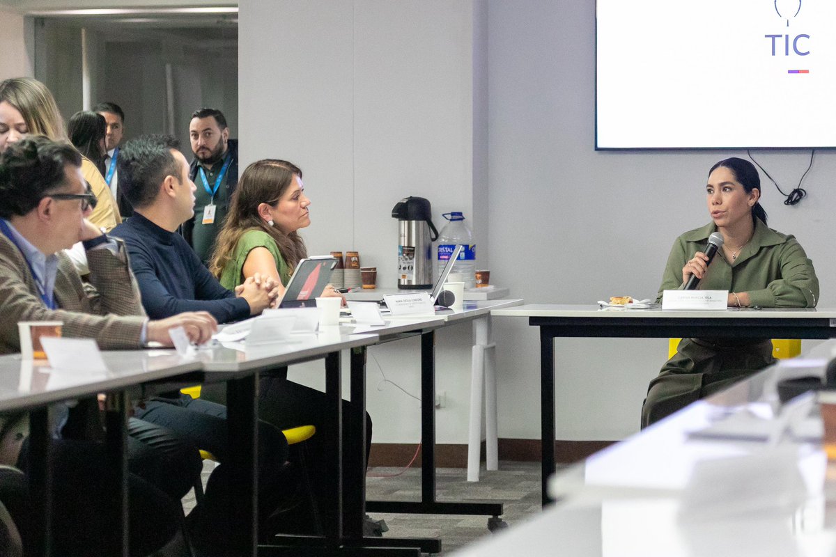 CarinaMurciaY's tweet photo. El @Ministerio_TIC ha escuchado de primera mano a quienes hacen posible esta industria: sus ideas, sus retos y sus sueños son la base para fortalecer #AbreCámara y seguir construyendo oportunidades reales para el sector.

En el Gobierno de las oportunidades, junto al presidente @PetroGustavo, hemos invertido cerca de 2 billones de pesos para que las historias se cuenten desde los territorios, con sus voces, sus miradas y su diversidad. Porque cuando el talento colombiano crece, el país avanza con más fuerza. 🇨🇴

El talento audiovisual de Colombia es identidad y creatividad que transforma territorios. 🎬✨

#ConDignidadCumplimos #ConectandoTerritorios