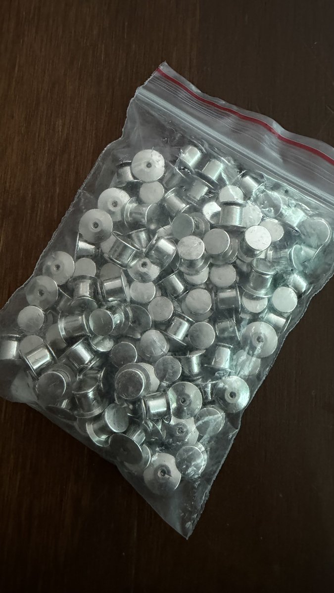 Pues caímos en las garras de TEMU y compramos estas madres que adoramos.
Son unos "seguritos" para ponérselos a los pines y que no se caigan.
Para ponerlos solo los clavas y ya, para quitarlos debes de girarlos un par de veces.
Neta si sirven, jamás volveré a perder un pin de mi