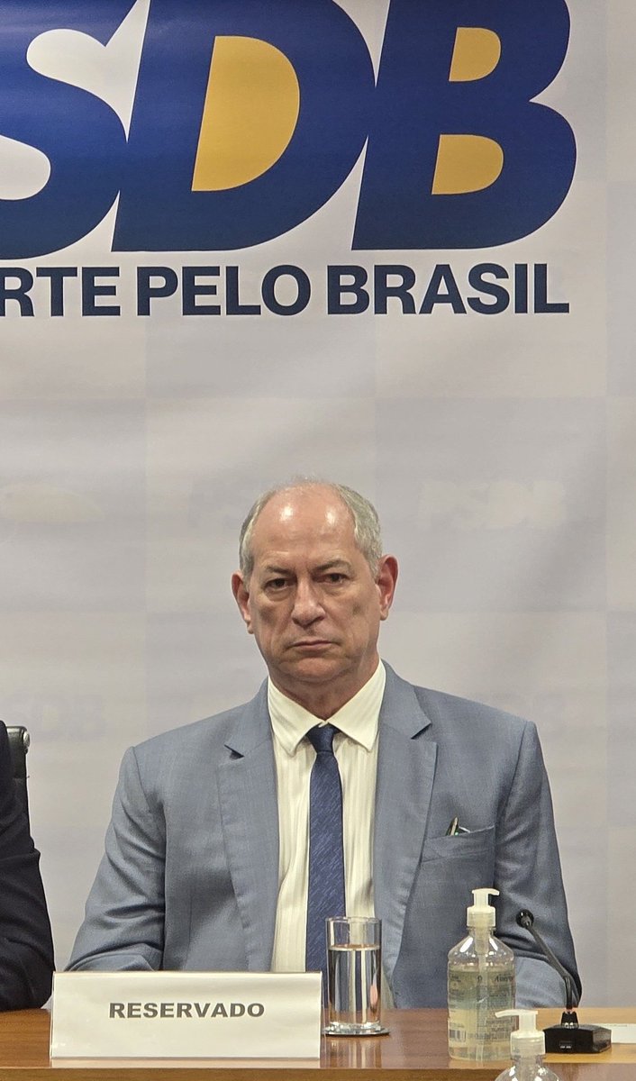Ciro disse duas vezes que foi pego de surpresa. Não rejeitou prontamente por achar que o Brasil não pode se restringir a Lula e Bolsonaro, mas também não aceitou por ter compromisso no Ceará.