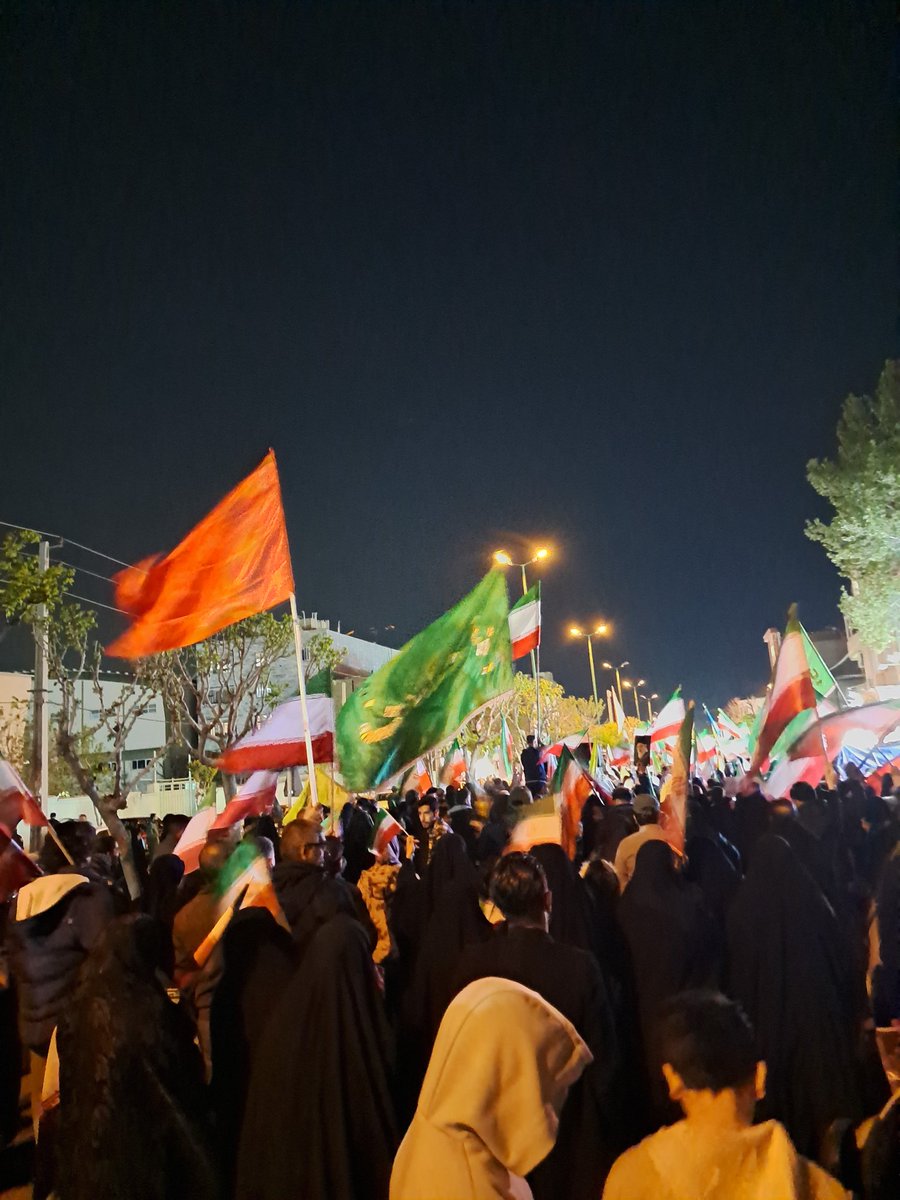 چهل وپنجمین شب قدر انقلاب در کرج، نمایش وحدتی شد که معادلات دش.من را درهم شکست. حضور پرشور مردم غیورکرج، تیری بر چشم دش.من و حماسه‌ای بر بلندای ایمان بود.
میانجاده ۲۵ فروردین 
#آمریکا_شکست_خورد #فرجام_متجاوز