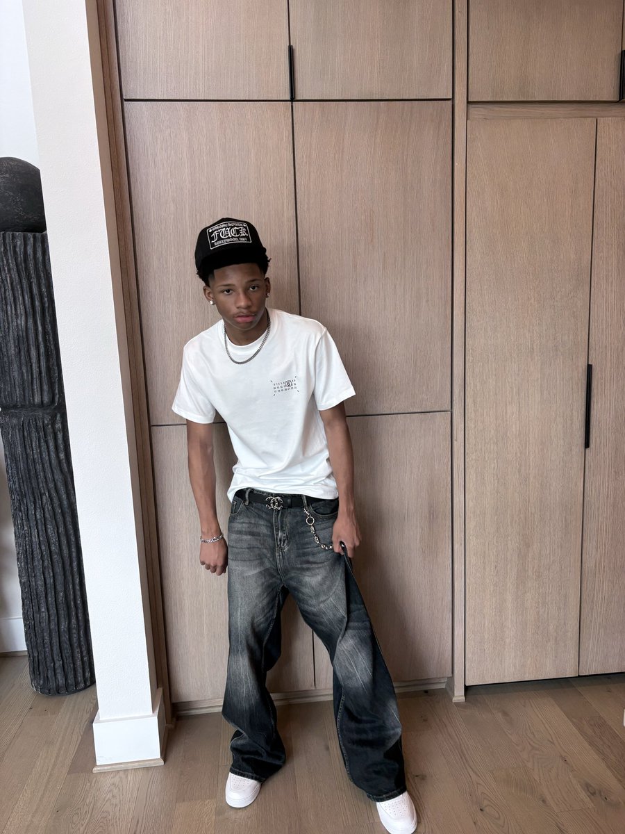 d3j8yy tweet media