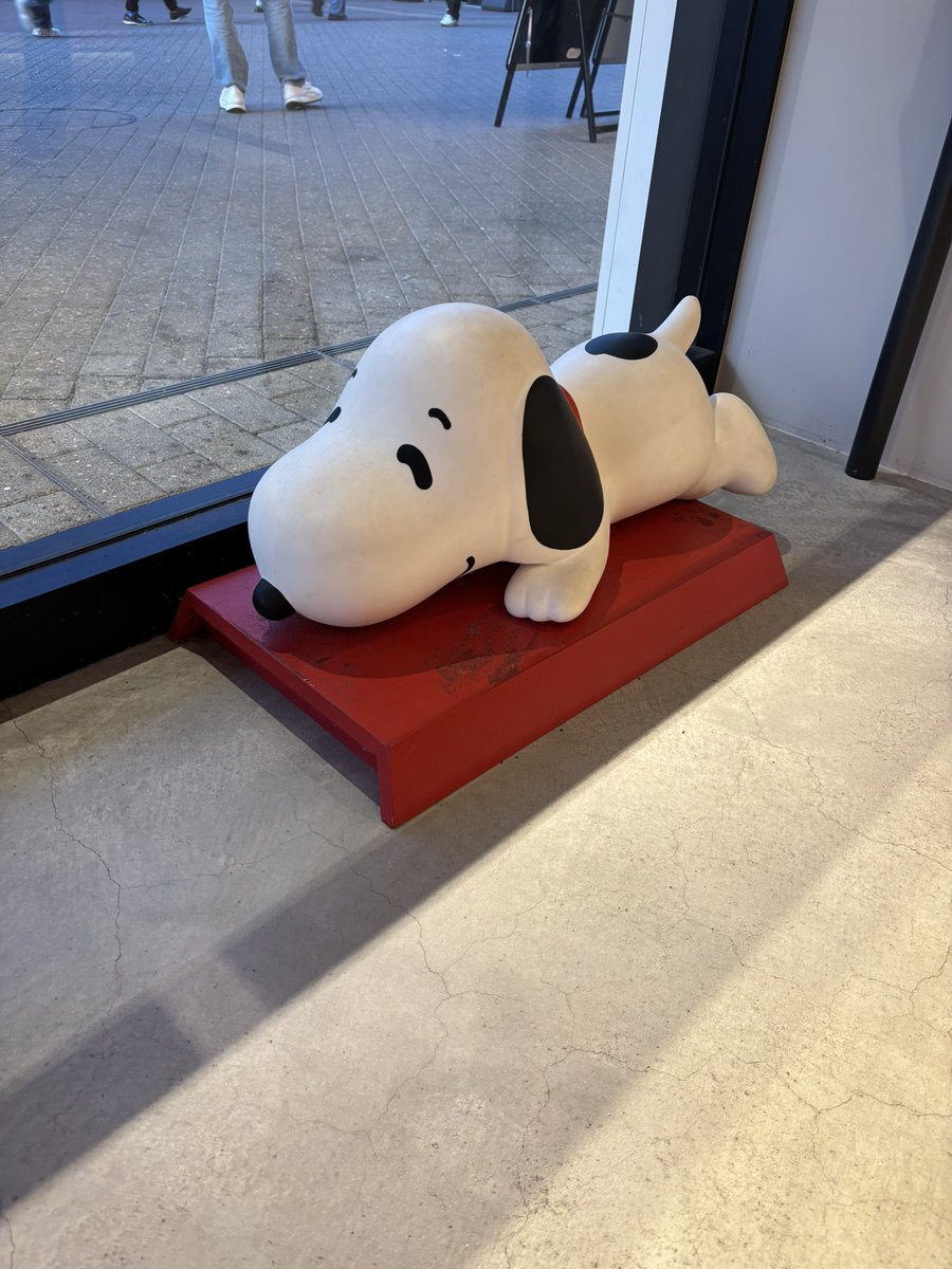 SNOOPY_ST3103's tweet photo. エキスポシティのPEANUTS CAFE
所々にかわいいスヌーピー
癒し🐾✨

#SNOOPY #PEANUTS https://t.co/2sIuSStY5E