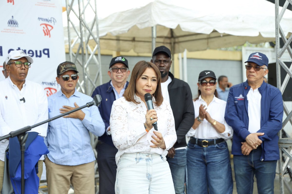 SuperateRDO's tweet image. La Dirección de Desarrollo Social Supérate (@superaterdo), como parte de las acciones de acompañamiento y protección social adaptativa ante las fuertes lluvias que han afectado a varias localidades de la #RD, proyecta impactar a aproximandamente 10,000 familias con la activación