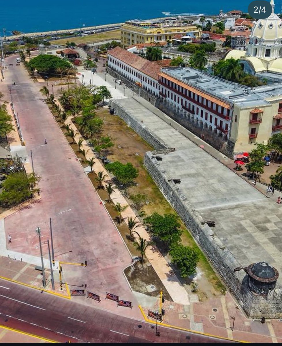 Elopinadorcomp1's tweet photo. Están todos celebrando una mole de cemento sin árboles, sin diseño estéticamente coherente con el entorno del Centro, sin sombra… 
El Corredor Histórico ni es corredor ni es histórico. Como todo en esta administración puro show, puro cemento, nada de calidad https://t.co/oe7EMEtRiH