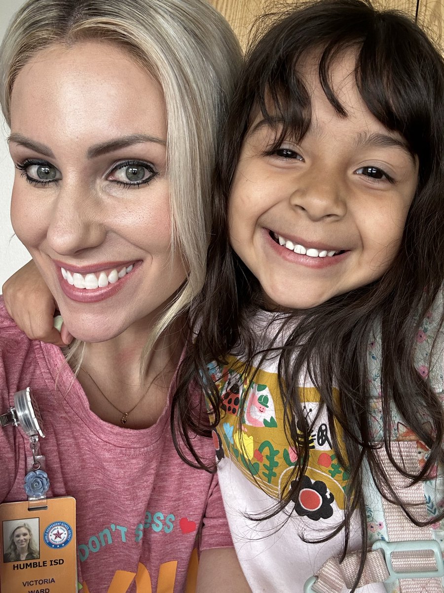 DrVictoriaWard's tweet photo. #TuesdayVibes = Tiny Humans, BIG Smiles ππ #KinderJoy overload in full swing at dismissal! #AllSmiles @HumbleISD_OE @HumbleISD https://t.co/9xZIHPzBsi
