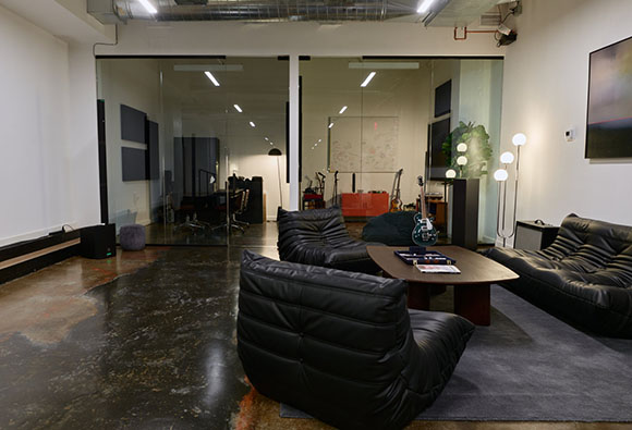 post_magazine's tweet image. Pickle Music: A look at the new #audio #post studio in Brooklyn: shorturl.at/HJNBH
#postproduction #soundtrack #music #brooklyn #studio