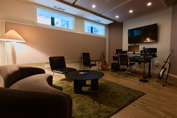 post_magazine's tweet image. Pickle Music: A look at the new #audio #post studio in Brooklyn: shorturl.at/HJNBH
#postproduction #soundtrack #music #brooklyn #studio