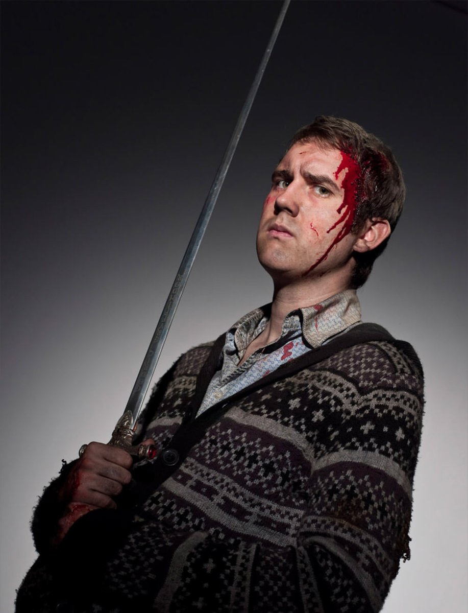 Potter_Files's tweet photo. Neville Longbottom era o verdadeiro eleito a matar Lorde Voldemort?

Essa é uma questão que perturba a mente de alguns fãs da saga. Principalmente aqueles que não leram, ou não se atentaram muito bem aos livros de Harry Potter.

Se a profecia de Sibila Trelawney falava sobre um menino nascido dos que desafiaram Voldemort três vezes, nascido ao fim do sétimo mês, a profecia poderia estar falando de Harry, ou de Neville, certo?

Na verdade não, isso é um erro que Voldemort comete, e parece que alguns fãs da saga também ksksks.

Voldemort acreditava que Neville Longbottom poderia ser o garoto da profecia, porque Voldemort tinha acesso apenas a primeira metade da profecia. A parte em questão é a já citada aqui: "Aquele com o poder de vencer o Lorde das Trevas se aproxima... nascido dos que o desafiaram três vezes, nascido ao fim o sétimo mês... ".

O problema é que o resto da profecia não contempla Neville. A segunda metade da profecia diz: "e o Lorde das Trevas o marcará como seu igual, mas ele terá um poder que o Lorde das Trevas desconhece… e um dos dois deverá morrer na mão do outro, pois nenhum poderá viver enquanto o outro sobreviver..."

Apenas Harry Potter se encaixa nesta segunda parte, portanto isso torna Harry Potter o único eleito. Harry Potter encaixa na segunda parte, pois Voldemort decide ir a casa dos Potter, pois ele viu em Harry um perigo maior, um garoto mestiço assim como ele.

Snape que a essa altura ainda era Comensal da Morte, pede para Voldemort poupar Lily Evans, a mãe de Harry Potter, e Voldemort decide acatar o pedido de seu comensal mais valioso.

Isso permitiu que na noite em que Voldemort fosse a casa dos Potter, ele pedisse a Lily Evans que saísse da frente do berço onde estava Harry, e deu a ela a oportunidade de sobreviver se entregasse o garoto a ele.

Obviamente, Lily se põe na frente e tudo decorre como já sabemos. A questão aqui é que a proteção de Lily só é possível pq Voldemort foi a casa dos Potter com a convicção de poupar Lily, isso é oq tornou possível Harry sobreviver, e Voldemort o marcar como seu igual, dando a Harry um poder que ele desconhecia.

O ponto aqui é que se Voldemort por acaso fosse a casa dos Longbottom naquela noite, ele jamais selaria o seu destino, jamais haveria um eleito, a profecia simplesmente não seria cumprida.

Isso porque Voldemort iria para a casa dos Longbottom sem motivos para poupar ninguém, tornando impossível para a mãe de Neville gerar a proteção que Lily gerou a Harry.

Não quer dizer que Alice não daria sua vida pela do seu filho, ela com certeza se sacrificaria. A questão aqui ela não teria chance de escolher, Voldemort mataria ela sem condições, sem perguntas, assim como fez com James, assim como faria com Frank.

Por isso que Neville jamais seria o eleito, por isso que a profecia da saga Harry Potter não fala sobre dois meninos, ela fala sobre Harry. E o fato de Neville ter matado Naguini é apenas um fato simbólico que demonstra a evolução do personagem, e não que o mesmo era o eleito.