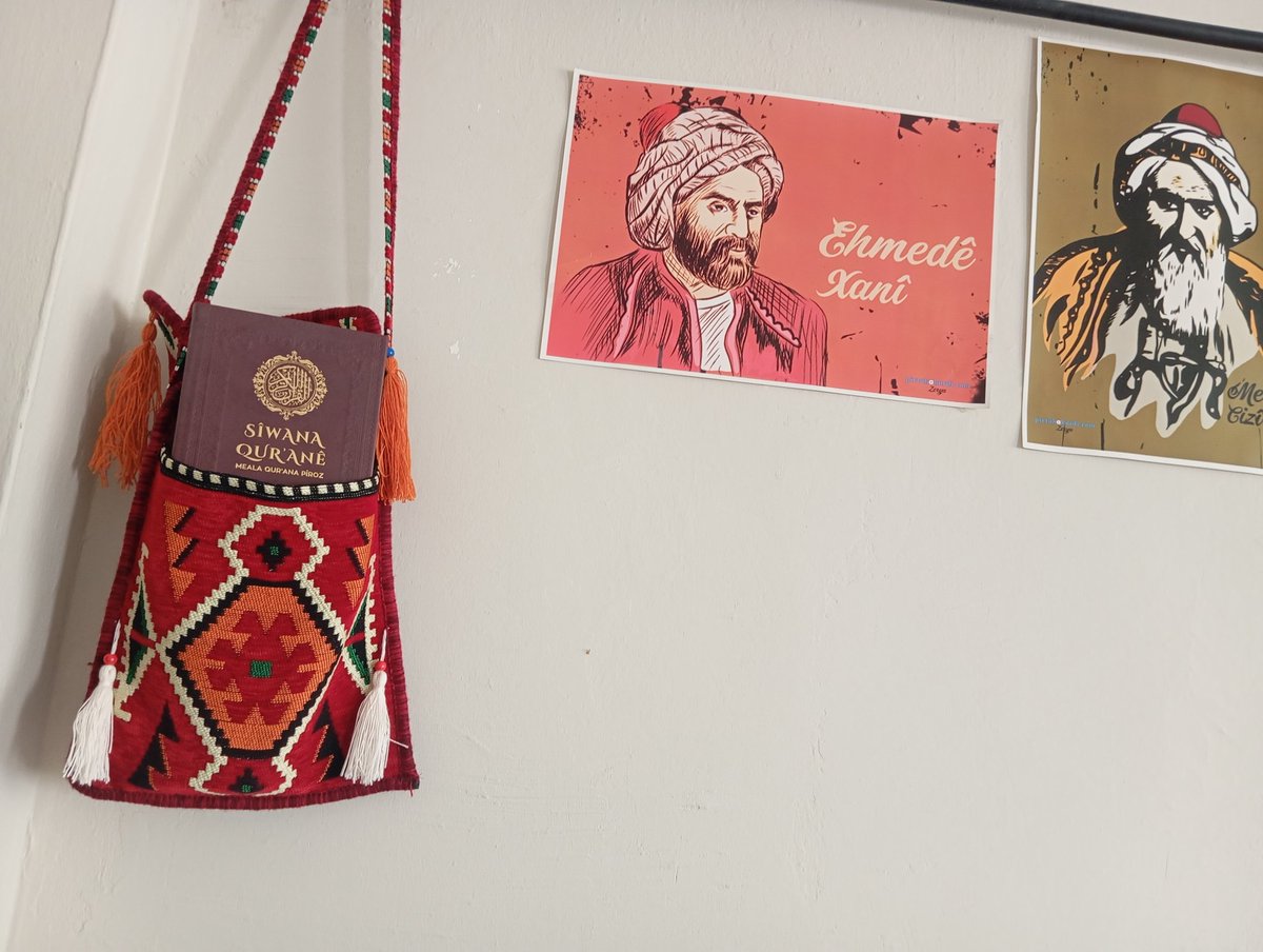 #Zimanê #Kurdî ji bo me ne tenê amûrekî axaftinê ye; ew kaniya jiyana me ye. Dengbêjekî ku ji dûr ve dinale, birîneke kûr di dilê wî de vedike. Ew bi kurdî dikenê, bi kurdî digrî û bi kurdî xewnan dibîne. Winda kirina peyvekî kurdî, ji bo wî winda kirina perçeyekî ruhê wî ye.