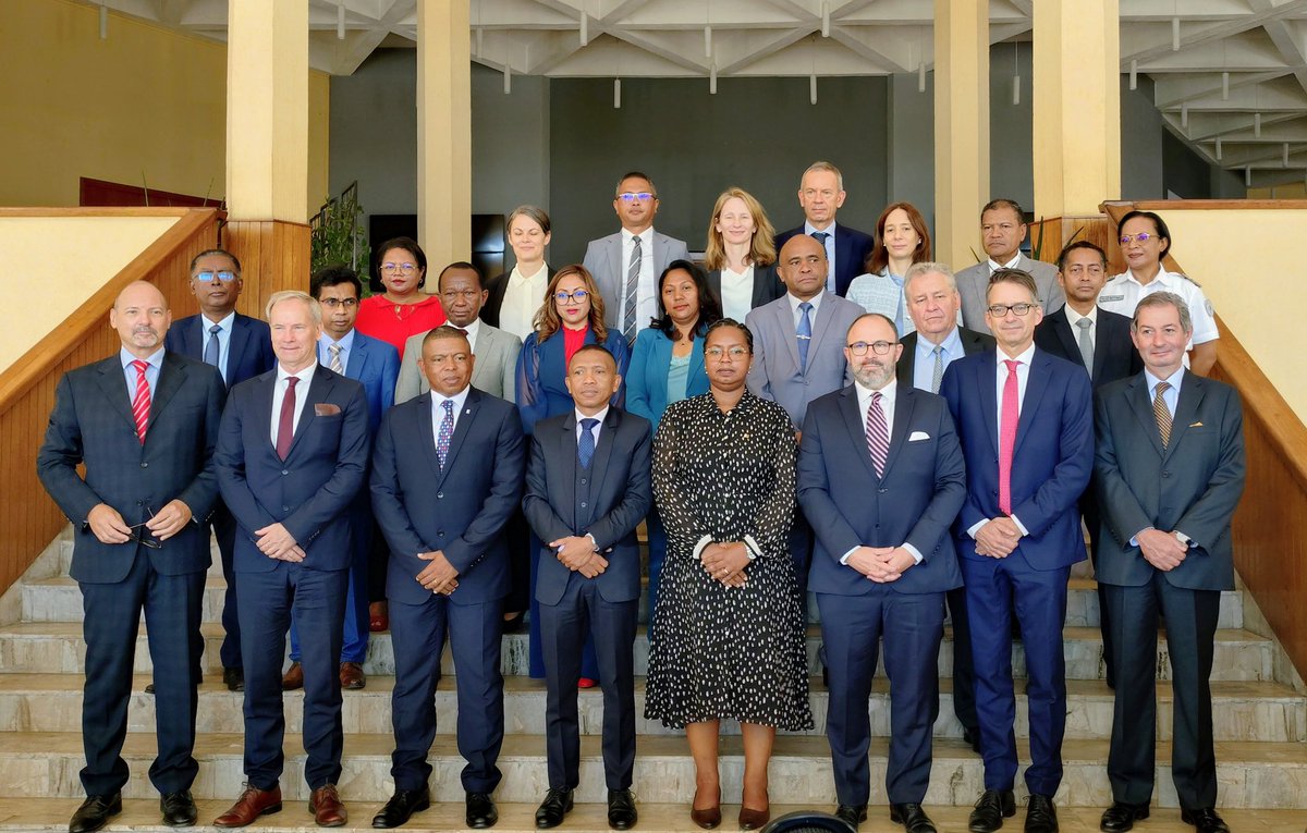 UE_Madagascar's tweet image. Huit ambassadeurs européens ont échangé aujourd'hui avec le Premier ministre et sept ministres de #Madagascar. L'occasion de passer en revue les dossiers politiques, commerciaux, sécuritaires et de développement reflétant la densité du partenariat 🇪🇺🇲🇬
