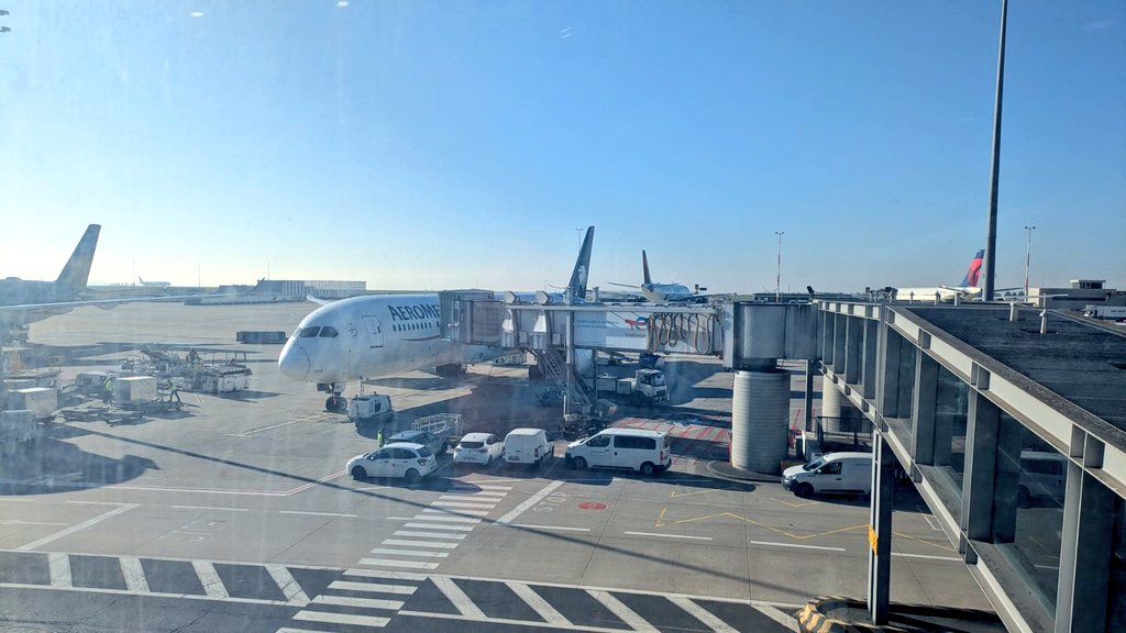 SRE_mx's tweet photo. ✈️🇲🇽🇫🇷 A partir del 13 de abril de 2026 inició operaciones la nueva ruta directa Monterrey–París, con tres frecuencias semanales, fortaleciendo la conectividad entre el norte de México y uno de los principales centros de operación aéreos de Europa.

En el acto inaugural estuvieron presentes la subsecretaria de Relaciones Exteriores, @mtmercado2002, y la embajadora de Francia en México, @delphborione. Este nuevo vuelo, que conecta una de las sedes mundialistas de 🇲🇽, es resultado de las acciones de promoción y vinculación internacional impulsadas por el Gobierno Federal para fortalecer la conectividad del país con Francia y el mundo.

#DiplomaciaPublicaMX
#DiplomaciaTuristicaMX