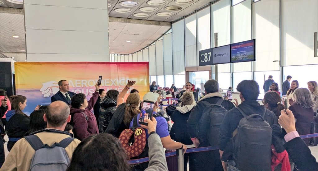 SRE_mx's tweet photo. ✈️🇲🇽🇫🇷 A partir del 13 de abril de 2026 inició operaciones la nueva ruta directa Monterrey–París, con tres frecuencias semanales, fortaleciendo la conectividad entre el norte de México y uno de los principales centros de operación aéreos de Europa.

En el acto inaugural estuvieron presentes la subsecretaria de Relaciones Exteriores, @mtmercado2002, y la embajadora de Francia en México, @delphborione. Este nuevo vuelo, que conecta una de las sedes mundialistas de 🇲🇽, es resultado de las acciones de promoción y vinculación internacional impulsadas por el Gobierno Federal para fortalecer la conectividad del país con Francia y el mundo.

#DiplomaciaPublicaMX
#DiplomaciaTuristicaMX