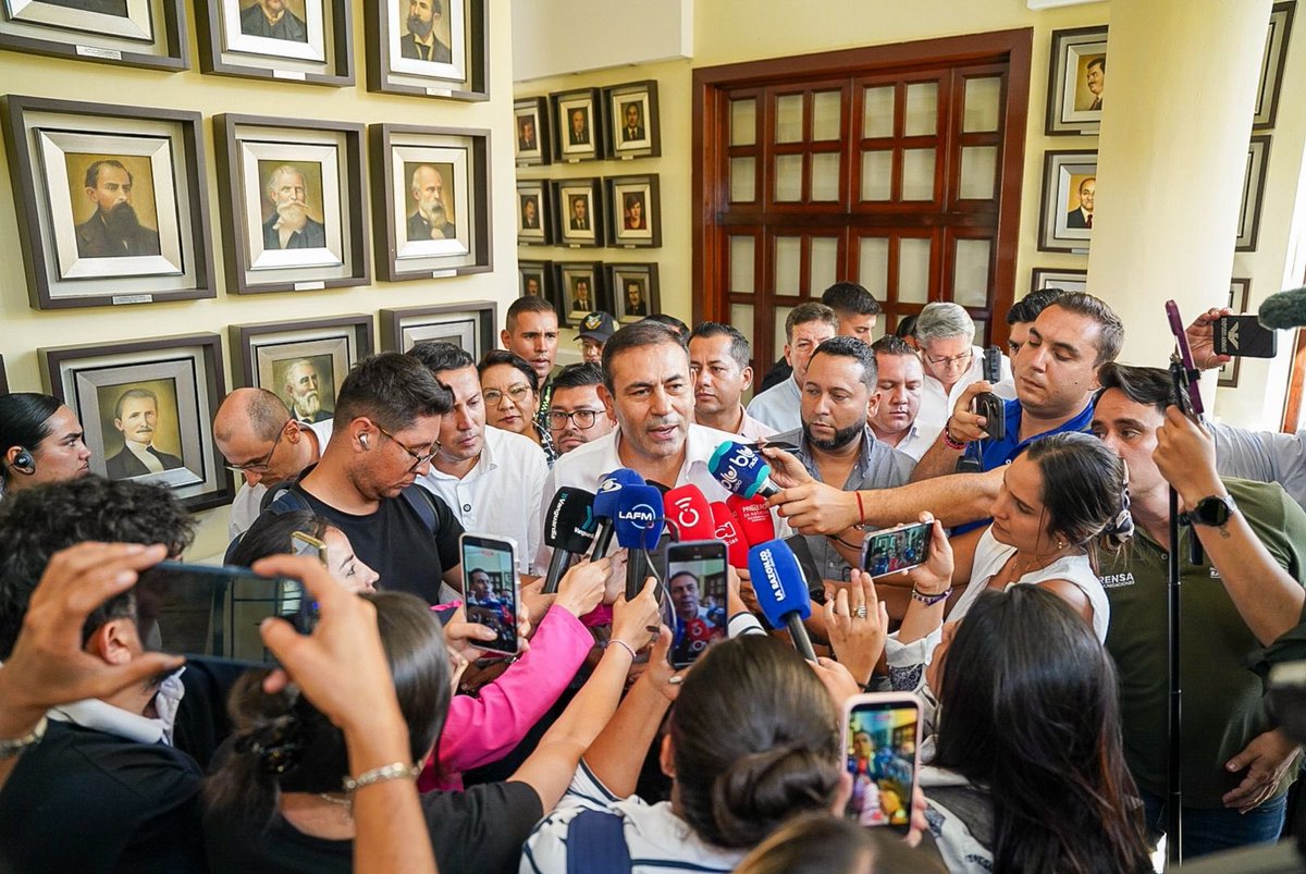 El avispero de Bucaramanga. Com tweet media