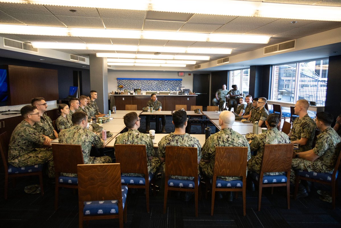 USMCSgtMaj's tweet image. Yesterday in Norfolk, I joined Hampton Roads #NROTC for PT and a leadership discussion with future #Navy and #MarineCorps officers.

NROTC offers a direct path to #commission through a valuable scholarship. If you’re already enlisted, check out the MECEP program!