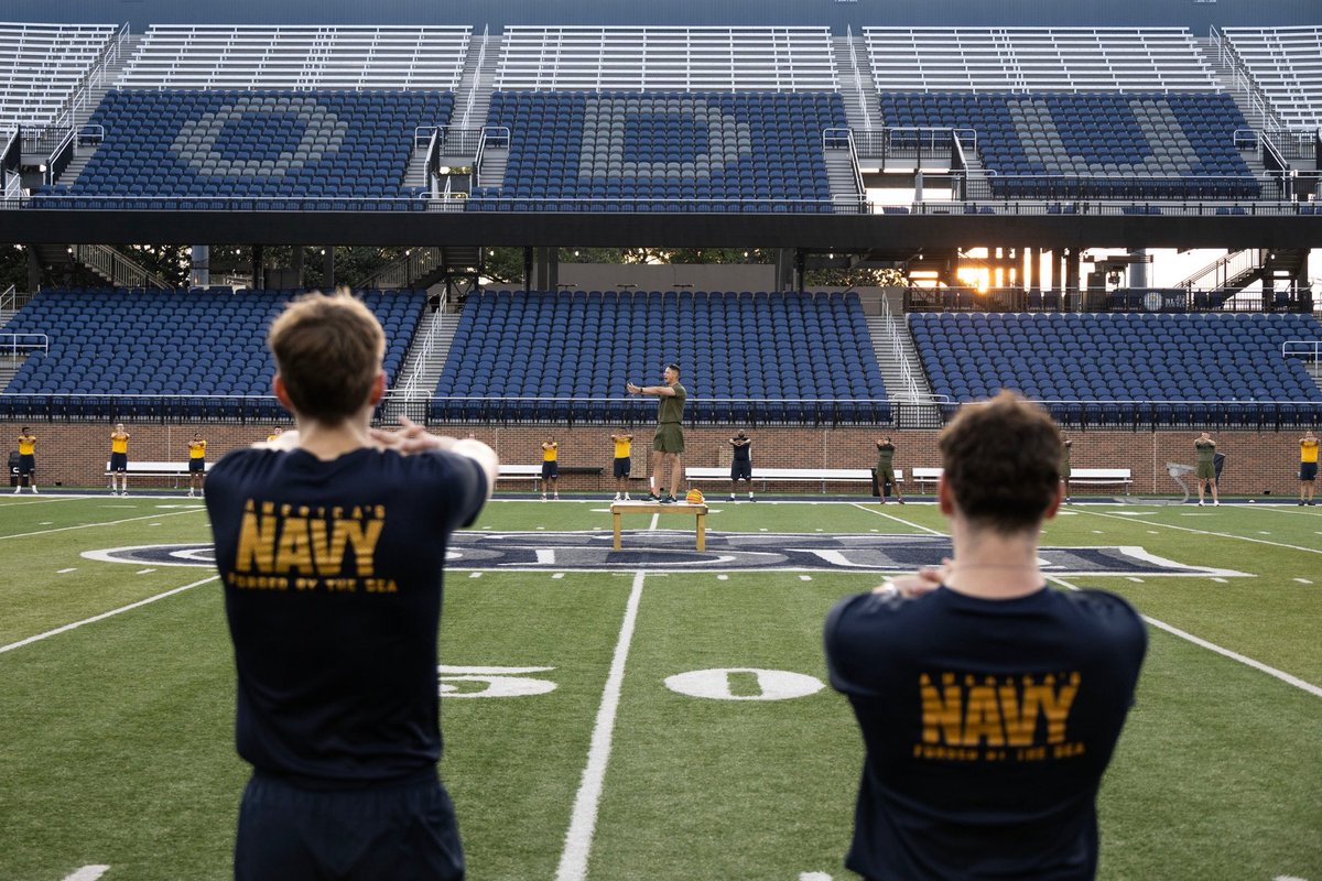 USMCSgtMaj's tweet image. Yesterday in Norfolk, I joined Hampton Roads #NROTC for PT and a leadership discussion with future #Navy and #MarineCorps officers.

NROTC offers a direct path to #commission through a valuable scholarship. If you’re already enlisted, check out the MECEP program!