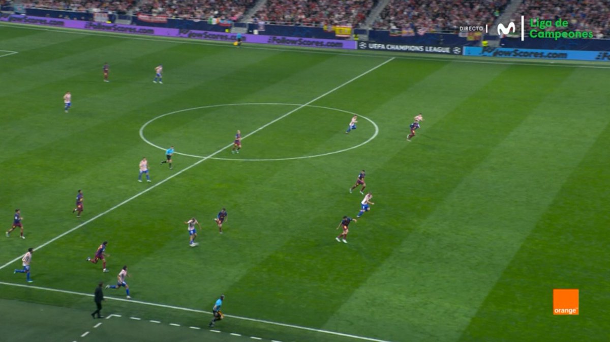 ArchivoVAR's tweet image. 🖥️💥 Correcta intervención del VAR en el Atlético de Madrid - Barcelona.

👉🏻 Eric traba a Sorloth cuando el delantero se quedaba mano a mano con Joan García.

✅ 𝗘𝗦 𝗥𝗢𝗝𝗔 𝗗𝗜𝗥𝗘𝗖𝗧𝗔.

▪️ Koundé está suficientemente alejado para considerarse ocasión manifiesta de gol.