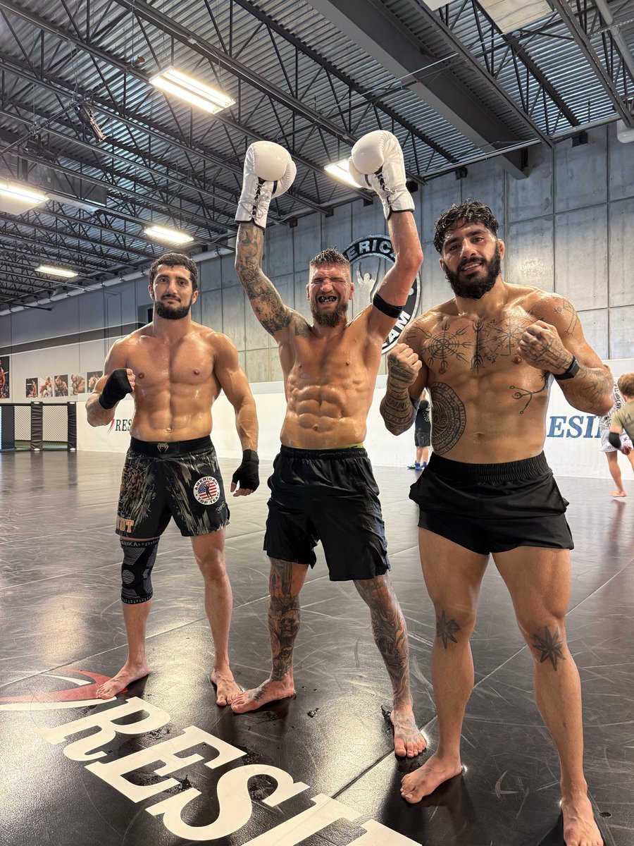 AmericanTopTeam's tweet image. Lions 🦁 on the loose…

#FarmanHasanov 🇦🇿 
@YaroslavAmosov 🇺🇦 
#NamoFaszil ☀️ ❤️ ❤️ 🤍🤍💚💚

#AmericanTopTeam #Fighters #Team