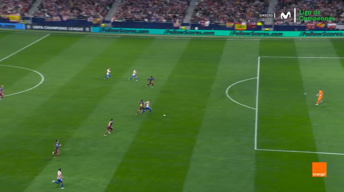 ArchivoVAR's tweet image. 🖥️💥 Correcta intervención del VAR en el Atlético de Madrid - Barcelona.

👉🏻 Eric traba a Sorloth cuando el delantero se quedaba mano a mano con Joan García.

✅ 𝗘𝗦 𝗥𝗢𝗝𝗔 𝗗𝗜𝗥𝗘𝗖𝗧𝗔.

▪️ Koundé está suficientemente alejado para considerarse ocasión manifiesta de gol.