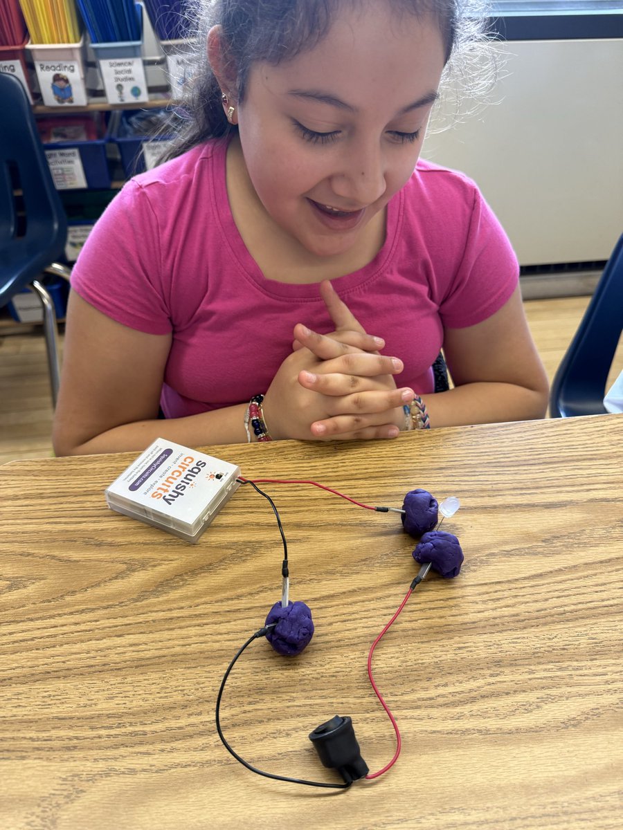 MrsGaursClass's tweet photo. We built our own play doh circuits today! What fun!! @leighgal_LKV @BlessingMahopac @MahopacSchools @MahopacSEPTO https://t.co/9yrpRJ4DWE