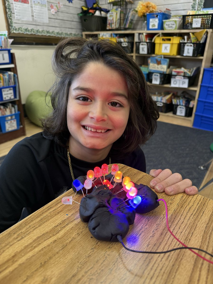 MrsGaursClass's tweet photo. We built our own play doh circuits today! What fun!! @leighgal_LKV @BlessingMahopac @MahopacSchools @MahopacSEPTO https://t.co/9yrpRJ4DWE