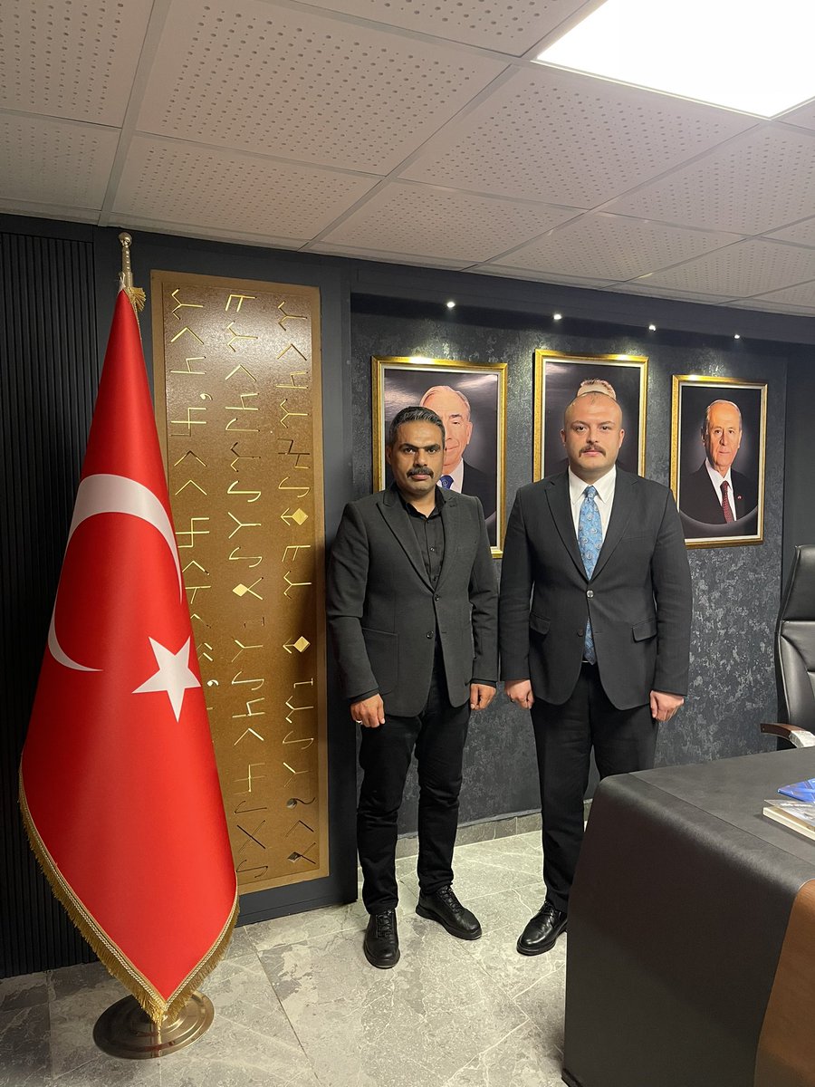 HAYIRLI UĞURLU OLSUN.

Yeni hizmet binasında Ülkü Ocakları Hatay İl Başkanı Sayın Mehmet Sinan ÇELİK beyefendiye ziyarette bulundum.

Başta Sinan başkanım olmak üzere, Ocak binasını Hataylı hemşerilerimize kazandıran isimsiz kahramanlara minnettarız.