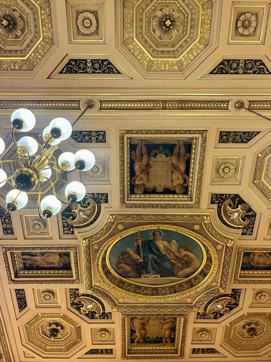 LaraFatimi's tweet photo. Aujourd'hui, j'ai plaidé devant la Cour d'assises spécialement composée de Paris, dans le cadre du procès en appel de l'attentat du marché de Noël de Strasbourg.  

Le 11 décembre 2018, Chérif Chekatt assassinait 5 personnes et en blessait 11 autres, armé d'un revolver d'ordonnance 1892 Lebel 8mm et d'un couteau.  

Je représente les trois policiers de la BST de Strasbourg qui l'ont neutralisé deux jours plus tard, au terme de 48h de cavale.  

Rue du Lazaret, le 13 décembre, l'équipage s'arrête devant un homme qui semble tenter de pénétrer un immeuble : "Bonsoir Monsieur, c'est la police."  

Sans se retourner, le terroriste ouvre le feu en direction de l'un de mes clients, assis à l'arrière du véhicule, équipé d’un HK UMP 9. Il vise la tête. À quelques centimètres près.  

Mes clients ripostent. 37 cartouches sont tirées. Chérif Chekatt est neutralisé.  

Mais s’il avait mieux visé, si mes clients n’avaient pas réagi, dans un réflexe pavlovien, j’aurais plaidé pour les familles de ces policiers.

L'un de mes clients a déposé devant la Cour antiterroriste en visioconférence, sous son numéro RIO, visage dissimulé - anonymisation que j’ai obtenue. Il a eu cette phrase :  

"Si vous avez le temps de réfléchir, vous êtes mort."

Ces mots résonnent avec toutes les affaires où des forces de l'ordre ont dû neutraliser un individu menaçant leur vie ou celle d'autrui. Elle dit quelque chose d'essentiel sur ce que signifie agir sous contrainte absolue.

Mes clients n'ont pas été mis en cause. Ils ont réchappé à une tentative d'assassinat en lien avec une entreprise terroriste. Mais ce ne sont pas des parties civiles comme les autres : ce sont des fonctionnaires de police qui ont agi dans l'exercice de leurs fonctions, dans des conditions que peu d'entre nous imaginent.

Le terroriste est mort. Alors qui juge-t-on ? 

L'homme qui lui a fourni l'arme du crime. Jugé depuis quatre semaines pour complicité d'assassinats et tentatives d'assassinats en lien avec une entreprise terroriste. Condamné en première instance à 30 ans de réclusion criminelle, sous la qualification d’association de malfaiteurs terroriste.

Mes clients resteront anonymes. Mais je peux dire ceci, sans trahir leur identité :  

L'un est un tireur d'exception doublé d’un musicien capable de s'émouvoir aux larmes sur un air d'opéra. 
Un autre a depuis rejoint une unité d'élite; un rêve d'enfant, comme souvent chez ceux qui choisissent ce métier par vocation. Certains viennent de familles où l'engagement est un héritage. Tous ont en commun la passion du terrain : police secours, BAC, BST, avec des passages en région parisienne qui forgent autant qu'ils éprouvent. 

L’un d’eux m’a dit un jour : "Quand on vient d'Alsace, ça fait bizarre le Val-de-Marne".  

Chacun, où qu'il soit aujourd'hui, suit ce procès de plus près qu'il ne veut bien le dire.  

Après les armes, voici venu le temps de la toge.  

Le verdict sera rendu vendredi 17 avril.