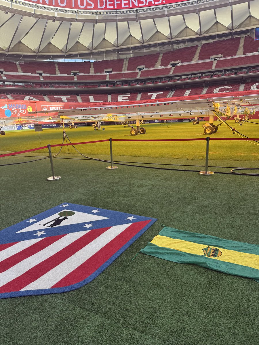 En enero fui al Wanda Metropolitano, no dejaban poner nada al lado del escudo, me vieron con la bandera de Aldosivi, reconocieron el club por el campus que hizo el Atletico aca en Mar del Plata y me dijeron que coloque la bandera, que eramos amigos.

🫡Felicidades por esta