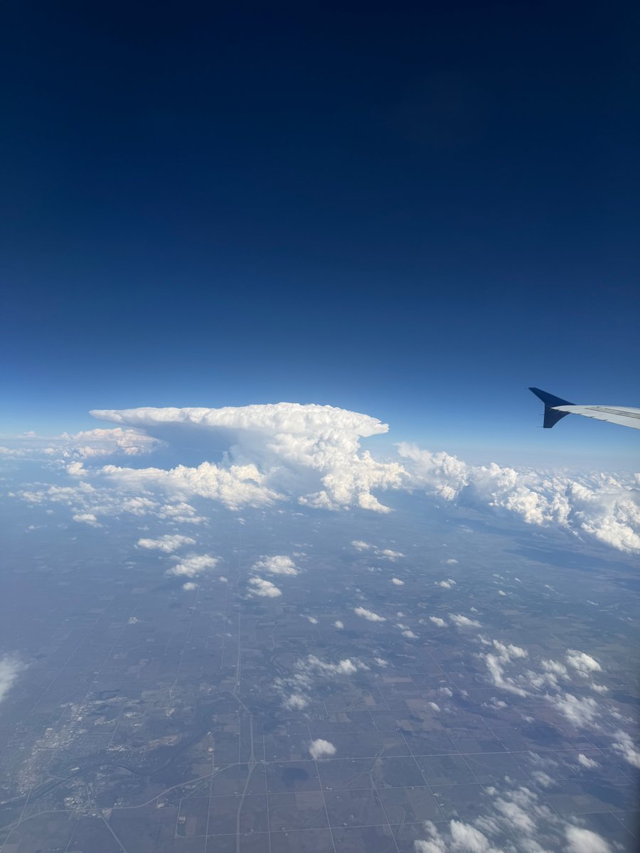 Anvil forming over our storm in Iowa right now. Chris caught this view from 36,000 feet up!
We're tracking this storm LIVE now: youtube.com/watch?v=Gpf7ss…