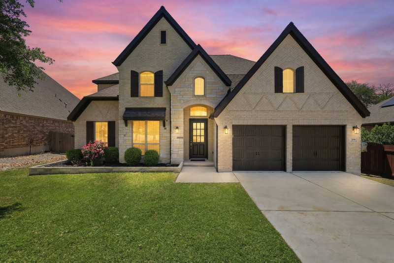 LConyersIII's tweet photo. 🏡 New Listing...PERRY HOME! ✨ $689,000
📍109 Boulder Creek, Boerne, TX 78006
4BD | 3.5BA | 3-Car | 3,414 sqft
Dual suites, chef’s kitchen, game/media rooms, patio, no rear neighbors.

📞 Leslie Conyers III | 210.944.9927 https://t.co/SujggngeXn