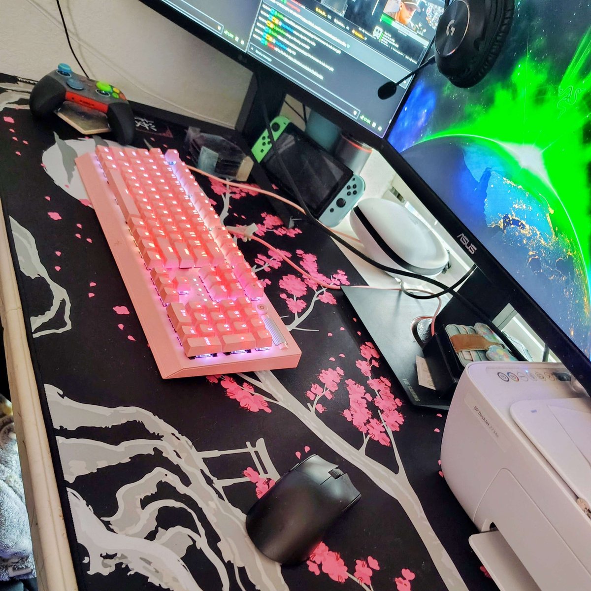 kill3r12stream's tweet photo. SHOUT OUT @SpudZMcGeeKTV this desk pad is so beautiful! @Hystar_GG https://t.co/q1ueJfUJED