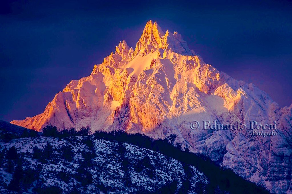 eduardopocai's tweet image. Un atardecer que encendió la nieve sobre el Monte Olivia. El Monte Olivia es ícono de #UshuaiaFantástica 
Prepárate para el invierno, las mejores pistas de esquí de #Argentina están en @cerro_castor