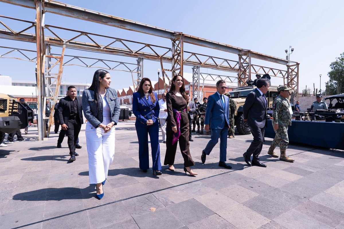 LibiaDennise's tweet photo. Seguimos fortaleciendo la coordinación entre territorios y los tres niveles de gobierno, compartiendo información y sumando esfuerzos para dar resultados y avanzar hacia una paz duradera para nuestras familias. 🇲🇽 https://t.co/WHsHEk4mtH