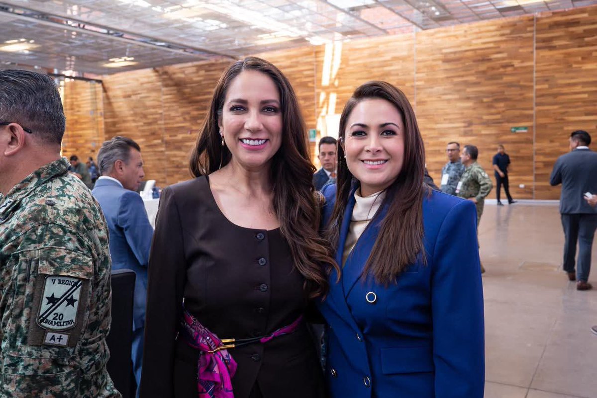 LibiaDennise's tweet photo. Seguimos fortaleciendo la coordinación entre territorios y los tres niveles de gobierno, compartiendo información y sumando esfuerzos para dar resultados y avanzar hacia una paz duradera para nuestras familias. 🇲🇽 https://t.co/WHsHEk4mtH