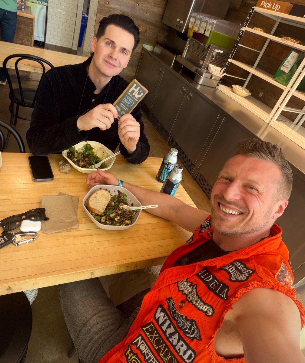 JohnOberg's tweet image. I’m a fan of people with big platforms who use them for good in the world, especially #ForTheAnimals. One of those people is my fellow #vegan brother @saschagerstner of @helloweenorg who I just had a stellar #plantbased lunch with. 🧡🎃🤘🏼