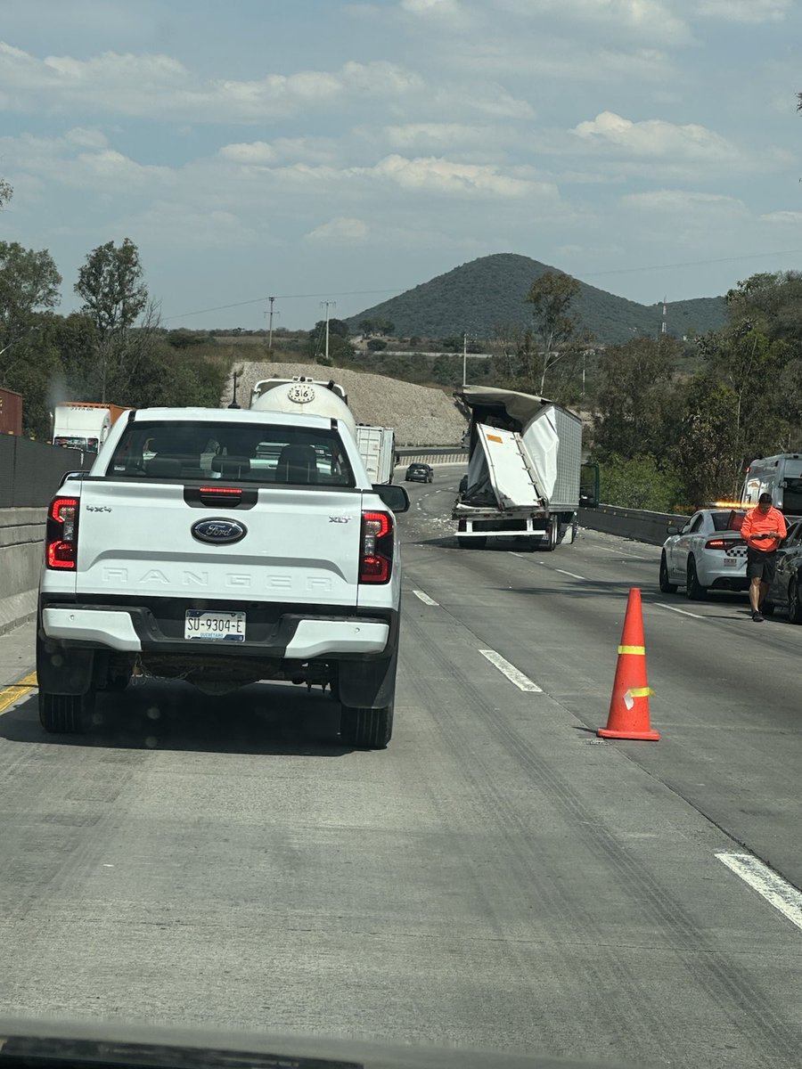 e_elo's tweet photo. Precaución accidente provoca tránsito lento en autopista México Querétaro, dirección a CDMX, a la altura de las curvas, un poco antes de Tepeji. 14 abril  2026 https://t.co/8jc7TEiNJu