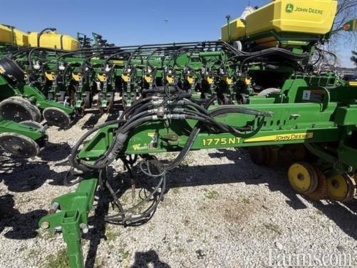 FarmsNews's tweet image. 2019 John Deere 1775NT 🔻

Exact emerge metering system, electric drive, row command, 30 inch row spacing, 24 rows, connect mobile ready, mini hopper, and more.

usfarmer.com/planting-and-s…

#Seeds @WrightImp