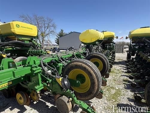 FarmsNews's tweet image. 2019 John Deere 1775NT 🔻

Exact emerge metering system, electric drive, row command, 30 inch row spacing, 24 rows, connect mobile ready, mini hopper, and more.

usfarmer.com/planting-and-s…

#Seeds @WrightImp