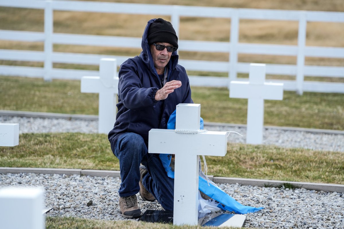 CorrientesGob's tweet photo. Recuerdos para toda la vida.

En el corazón de las Islas Malvinas, nuestros héroes correntinos vuelven a encontrarse con sus compañeros caídos en combate. 

Un abrazo espiritual que atraviesa el tiempo y la memoria, al tiempo que cura y transforma. https://t.co/p6rpAtxkoh