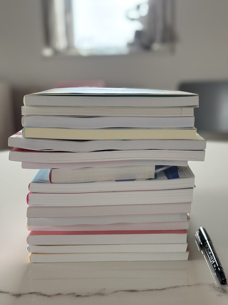 おはようございます。

今日からいよいよ授業スタートです。

予習で教科書をパラパラっとめくってみたら、専門用語の漢字がことごとく読めないこと！

音読当てられたらピンチです 笑

授業はスマホOKなので、調べながら…
バッテリー持参でがんばります。

#おはたく