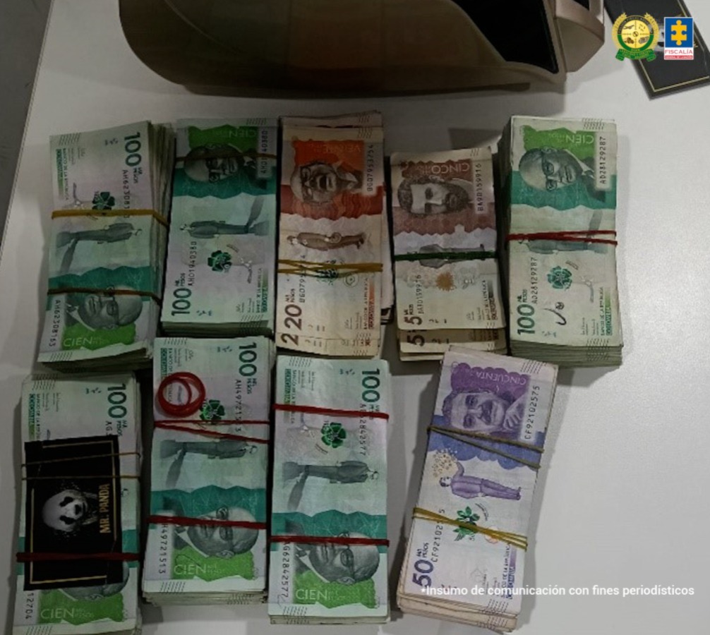 Caracol_Cali's tweet image. #Contrabando | La @FiscaliaCol legalizó la incautación de dinero, joyas y mercancía avaluada en más de $5.825 millones, en un casa en el barrio San Nicolás de #Cali.

Allí se hallaron más de $115 millones y joyas avaluadas en $200 millones y más de 9 mil pares de zapatos.