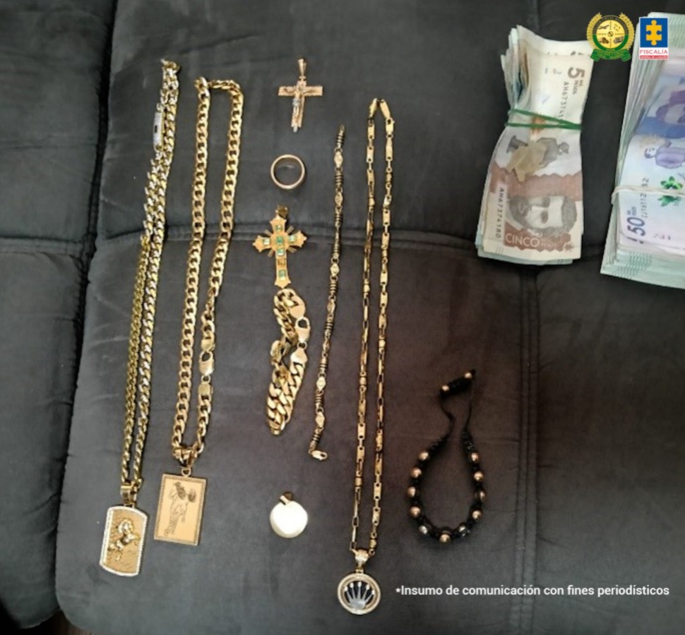 Caracol_Cali's tweet image. #Contrabando | La @FiscaliaCol legalizó la incautación de dinero, joyas y mercancía avaluada en más de $5.825 millones, en un casa en el barrio San Nicolás de #Cali.

Allí se hallaron más de $115 millones y joyas avaluadas en $200 millones y más de 9 mil pares de zapatos.