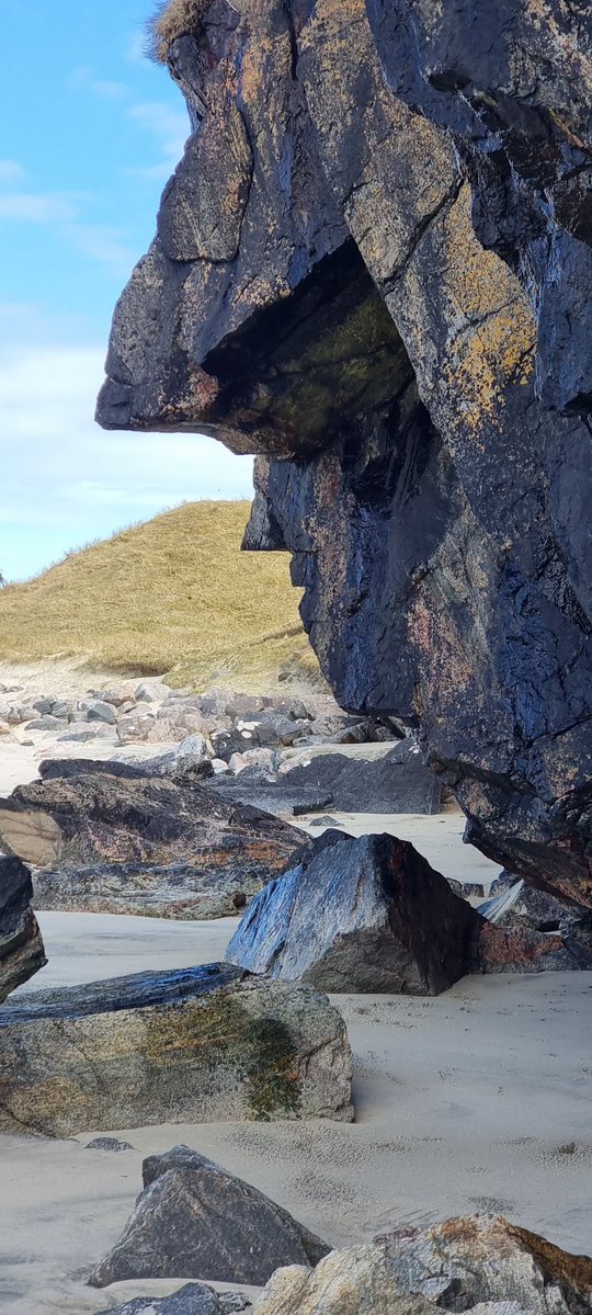 harris_holiday's tweet image. Man of rock.  Chiselled jaw, noble features, hangs out at the beach 😁 @manonabeach #isleofharris #outerhebrides #getoutdoors #beach #nature #aonb #selfcatering

harrisholiday.com