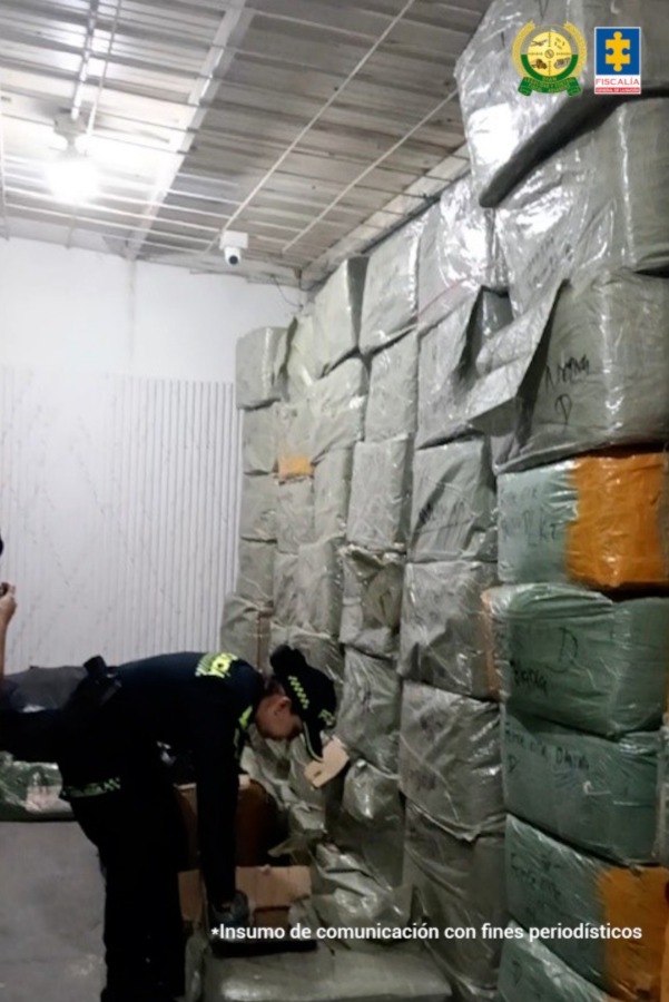 Caracol_Cali's tweet image. #Contrabando | La @FiscaliaCol legalizó la incautación de dinero, joyas y mercancía avaluada en más de $5.825 millones, en un casa en el barrio San Nicolás de #Cali.

Allí se hallaron más de $115 millones y joyas avaluadas en $200 millones y más de 9 mil pares de zapatos.